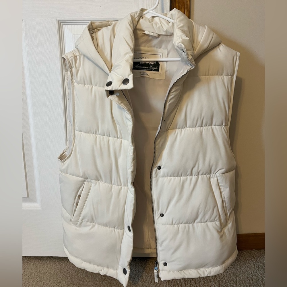 EUC Ivory American Eagle quilted/puffer vest size small